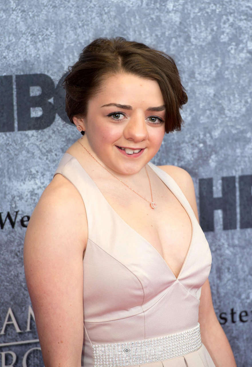 Maisie Williams Is Perfect NSFW