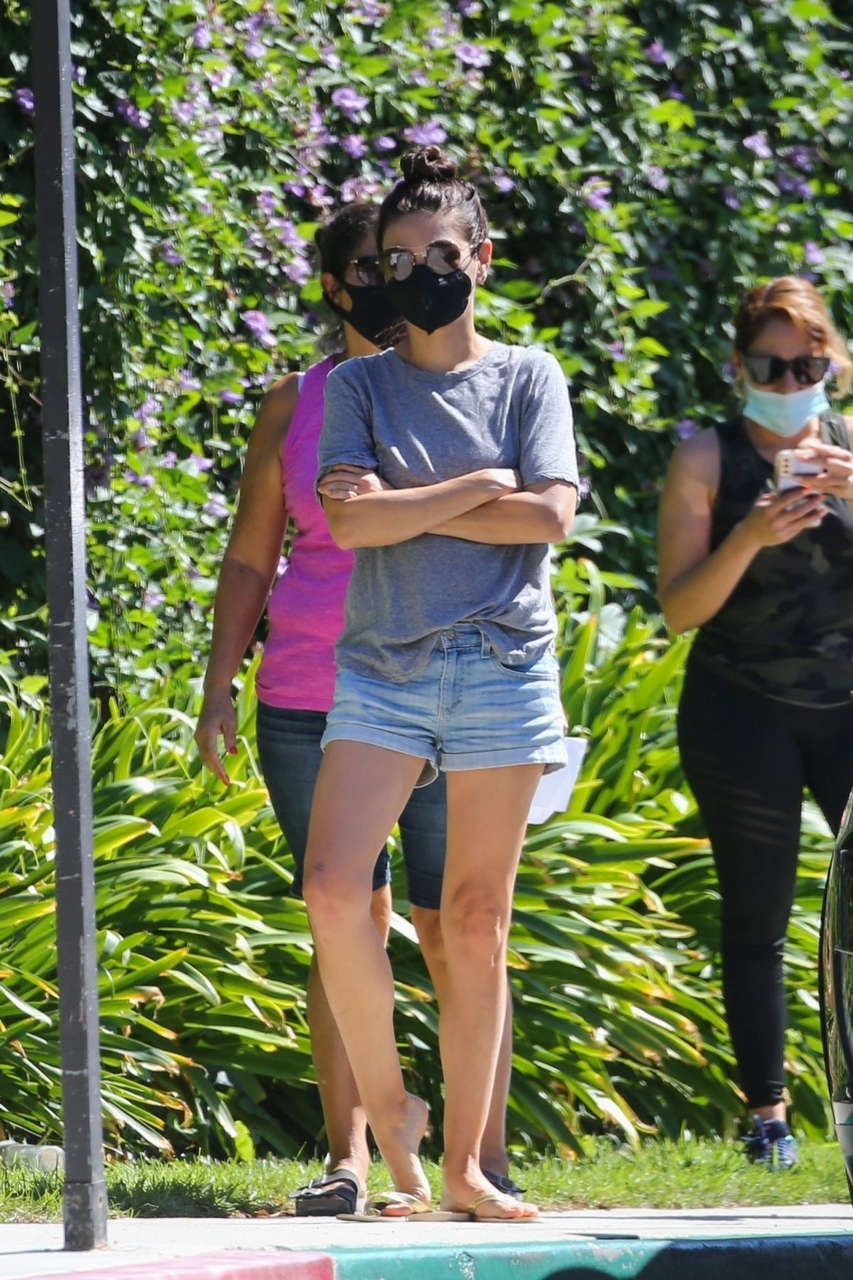 Mila Kunis Arrives Her Kid S Swimming Class Beverly Hills