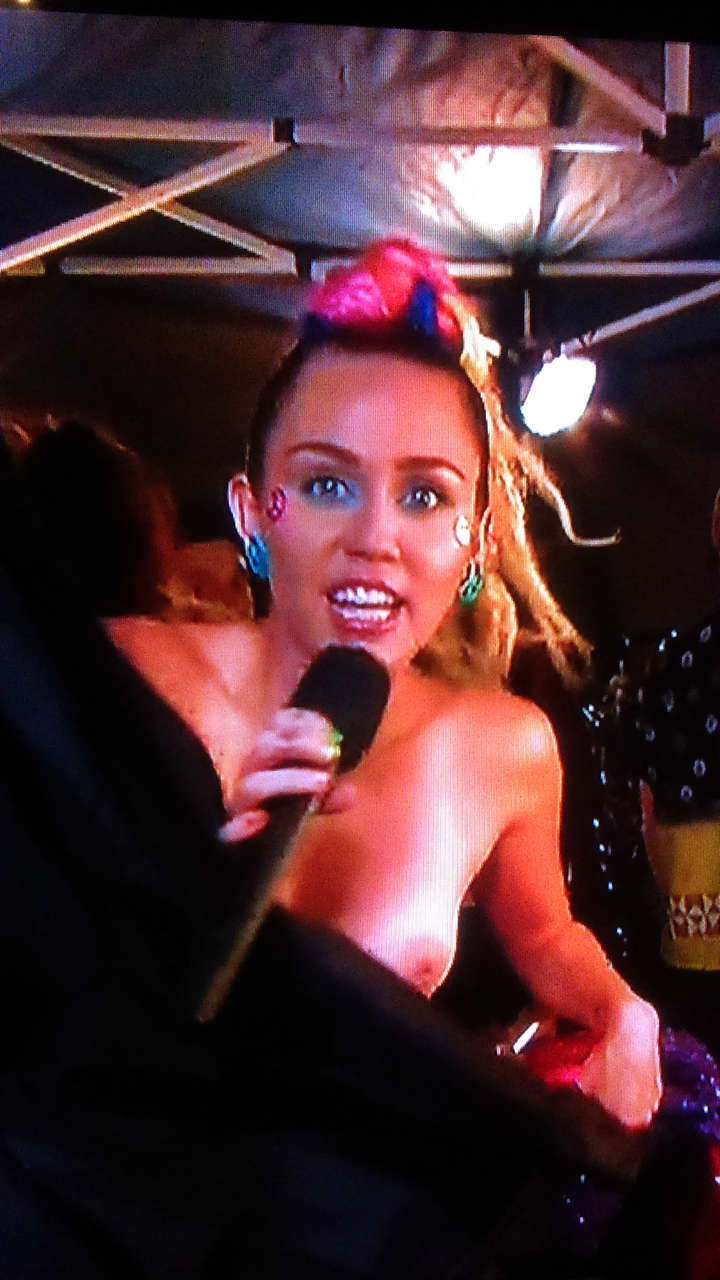 Miley Cirus Nip Slip At 2015 Mtv Music Award Sorry For Potato Quality NSFW