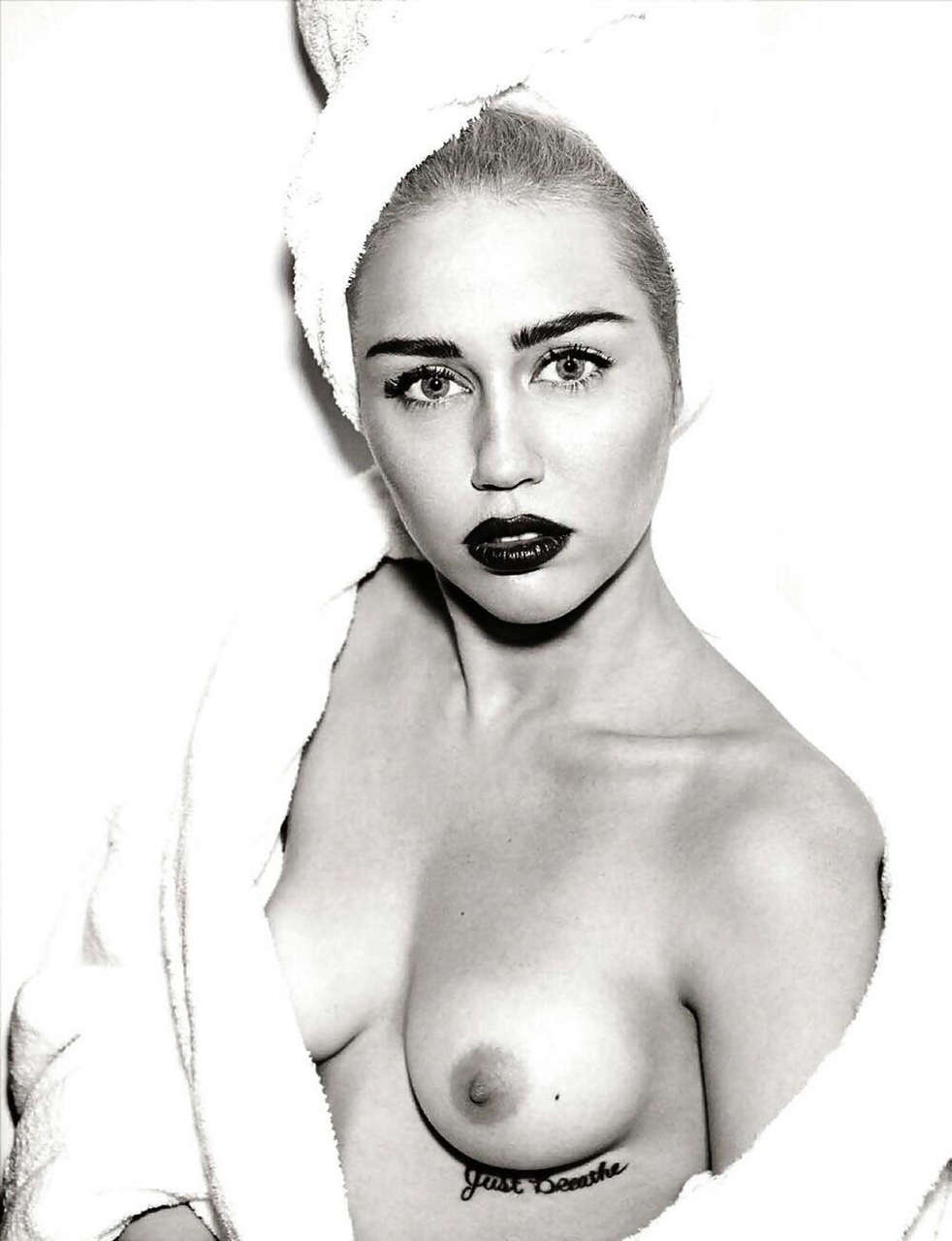 Miley Cyrus Boobs NSFW