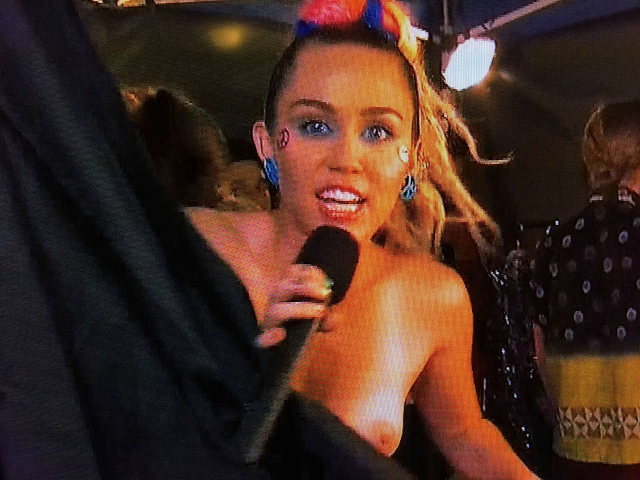 Miley Cyrus Flashes The Vma Broadcast NSFW