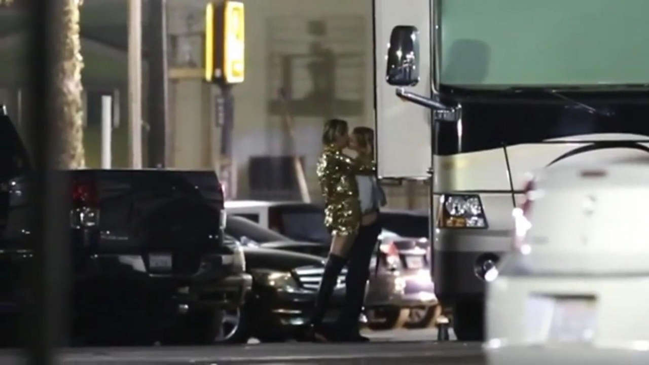 Miley Cyrus Making Out With Victoria Secret Model Stella Maxwell NSFW