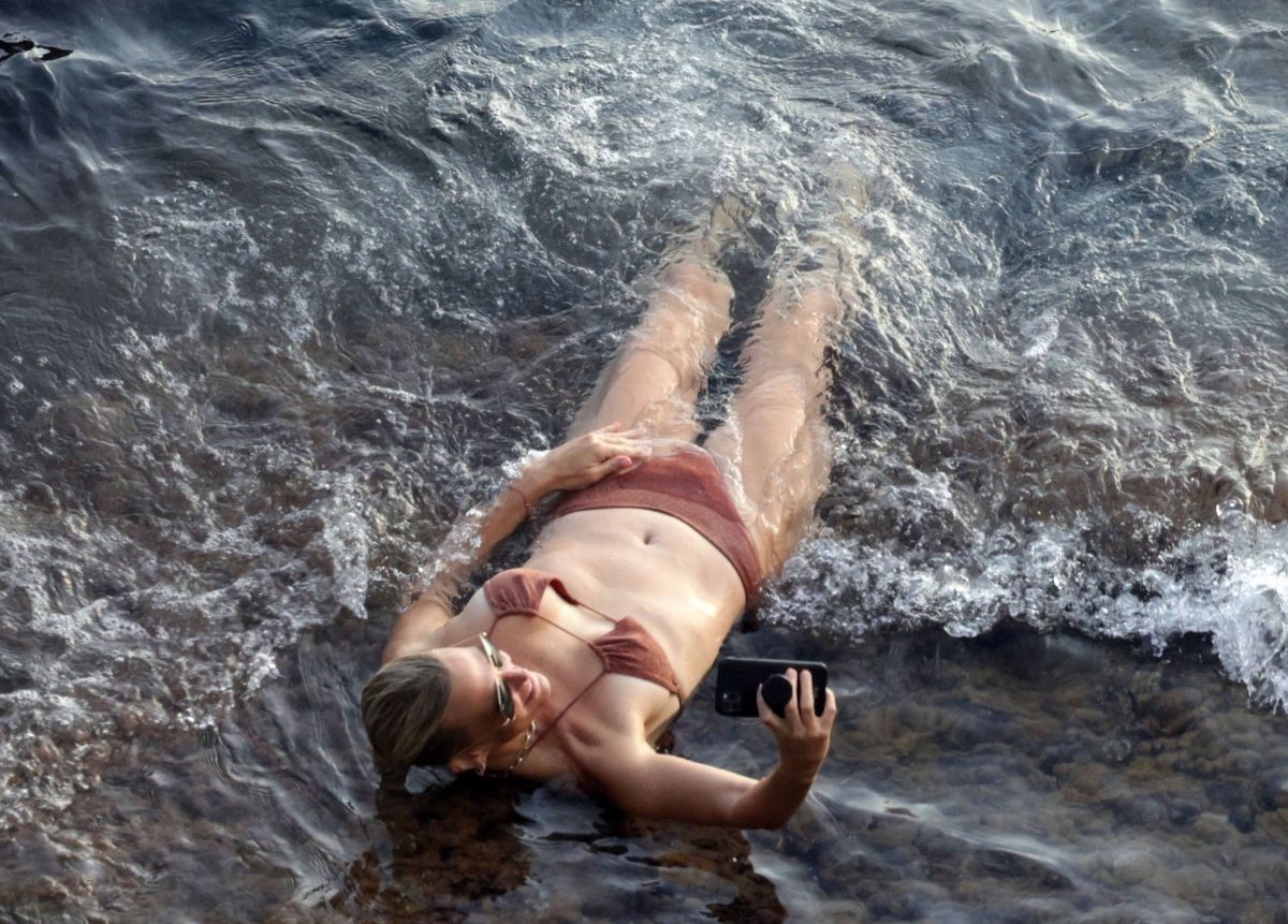 Molly Sims Bikini Relaxing Capri