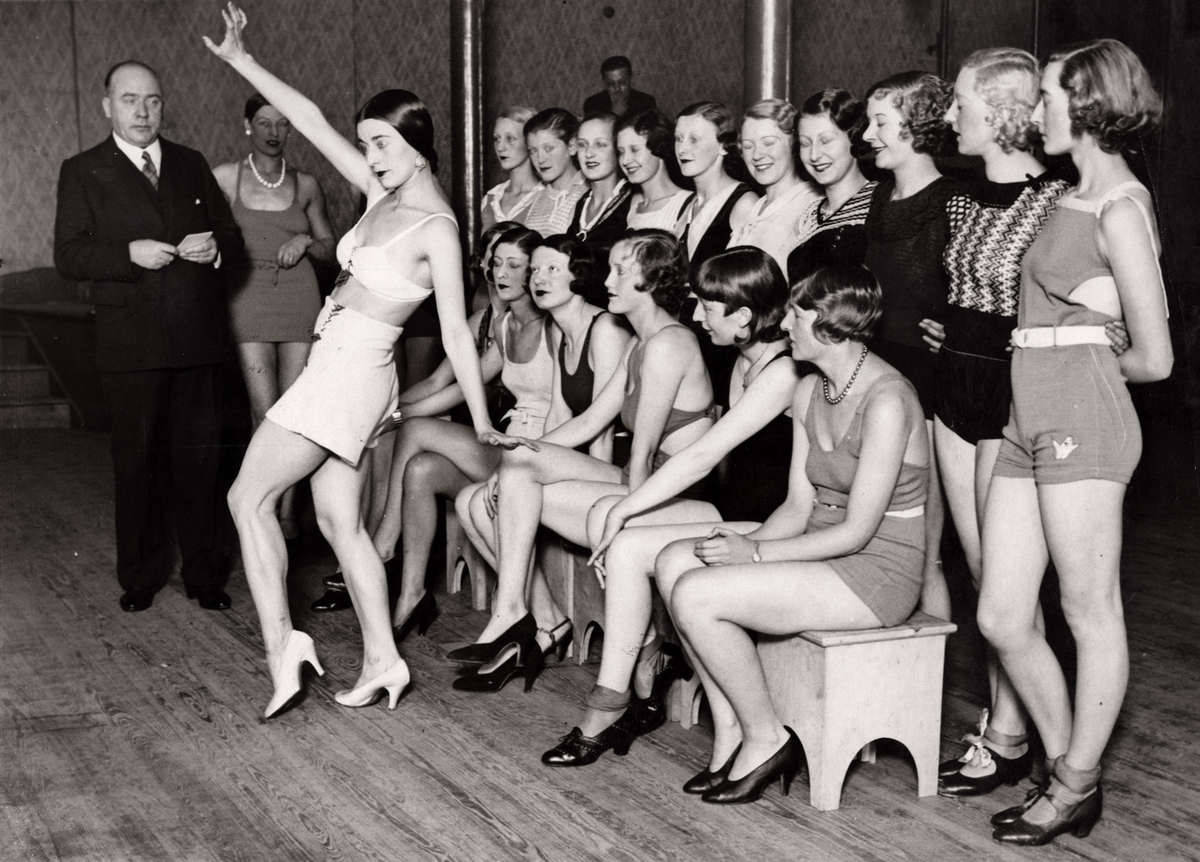 Nina Alvis W Dancers In London 1927 NSF