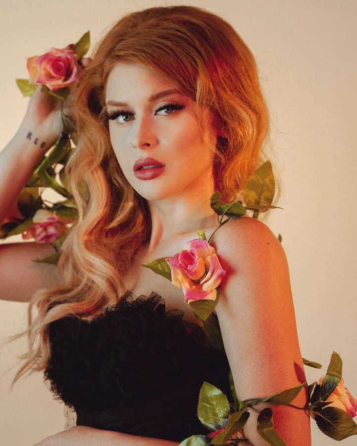 Renee Olstead NSFW