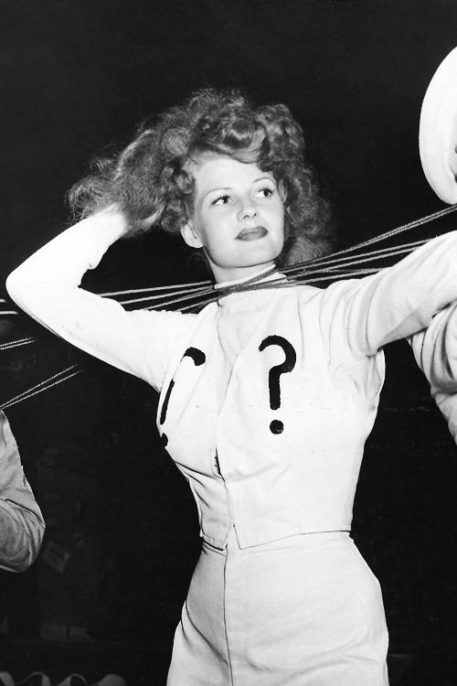 Rita Hayworth At The Hollywood Canteen Appearing In Orson Welless Mercury Wonder Show 1943 NSF