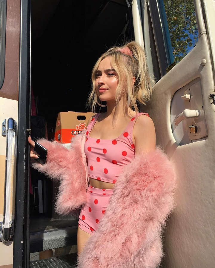 Sabrina Carpenter NSFW