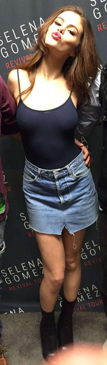 Selena Gomez Feeling Chilly In A Meet And Greet Pokie