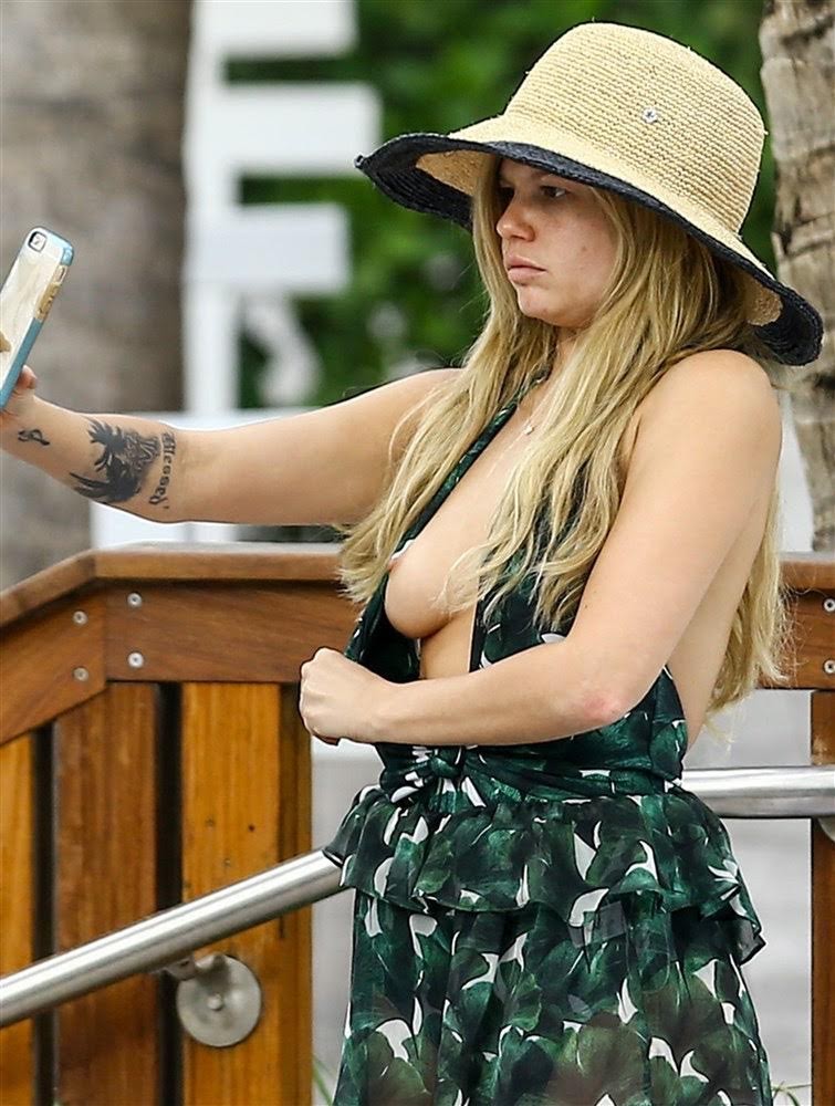Skanky Chanel West Coast I Cant Tell If The Titties Are Big Or Not Big Tit