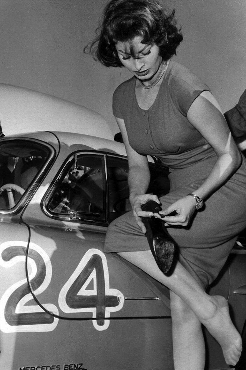 Sophia Loren Fixes A Heel In Front Of Her Mercedes Benz 300sl Gullwing NSF