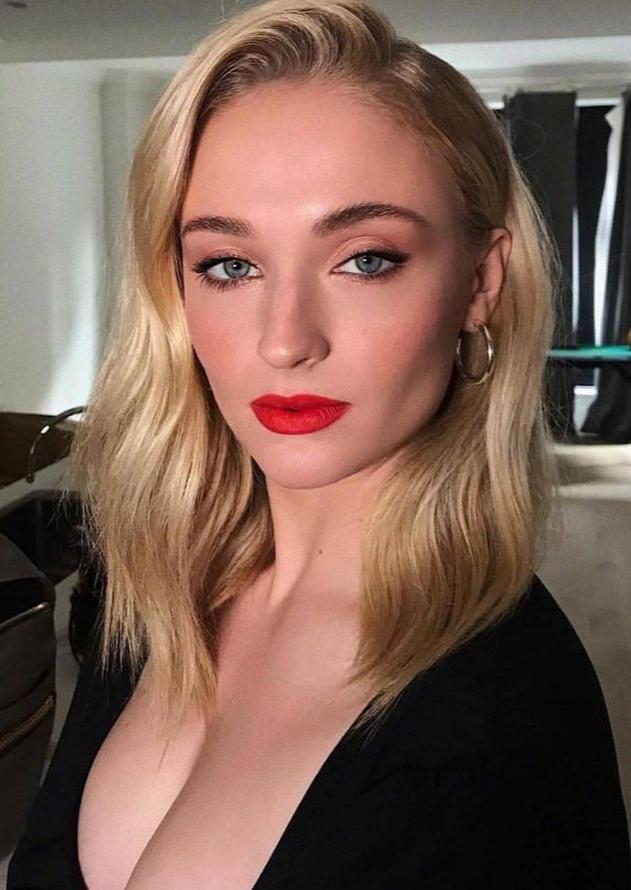 Sophie Turner Cleavage