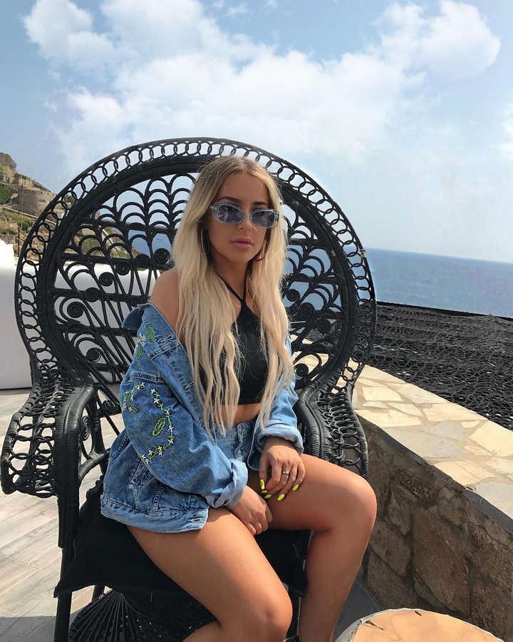 Tana Mongeau NSFW