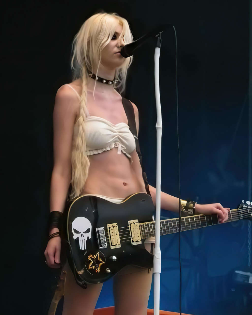 Taylor Momsen Abs