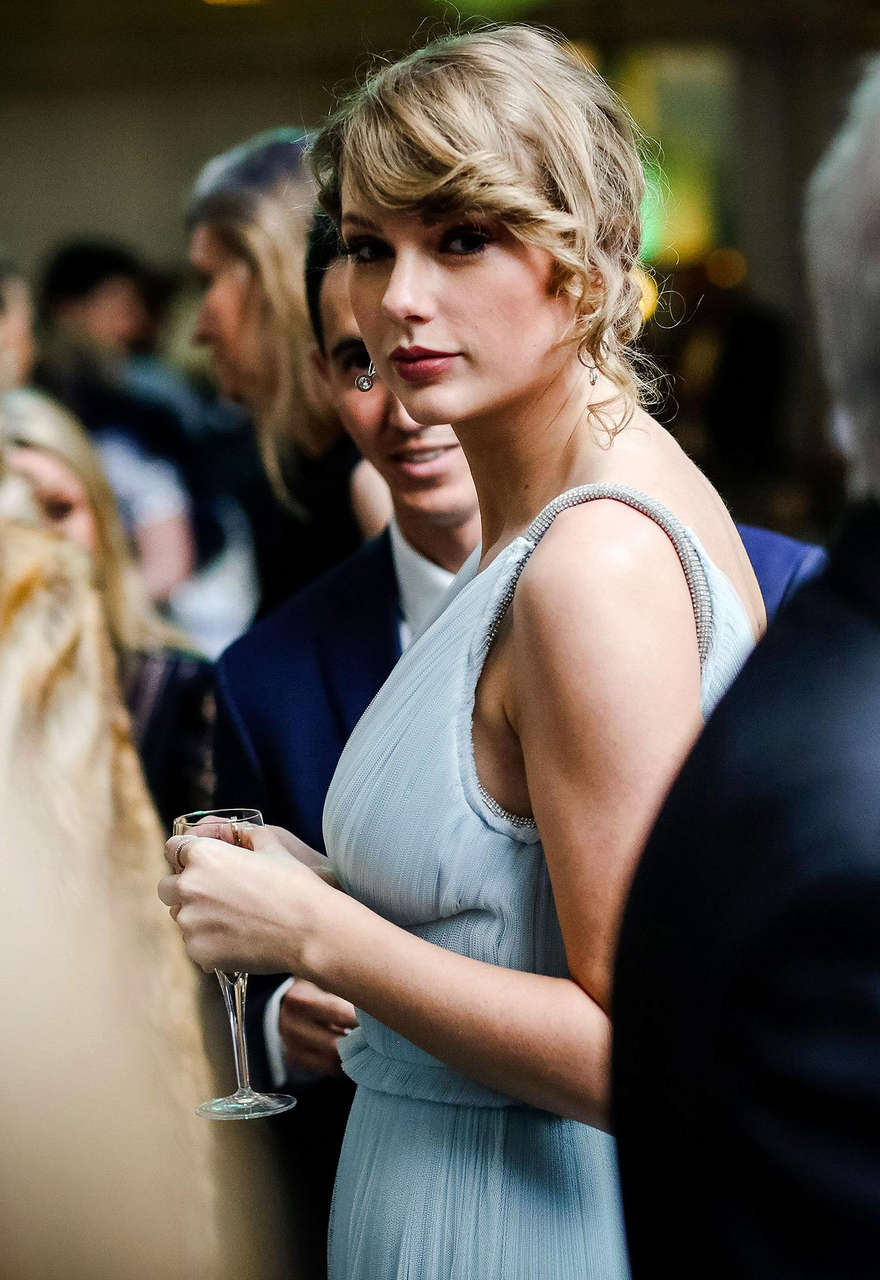 Taylor Swift Big Tit