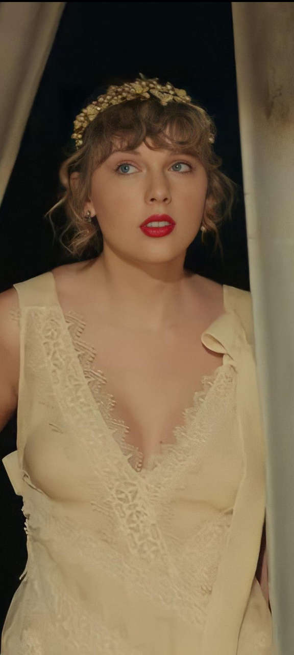 Taylor Swift Cleavage