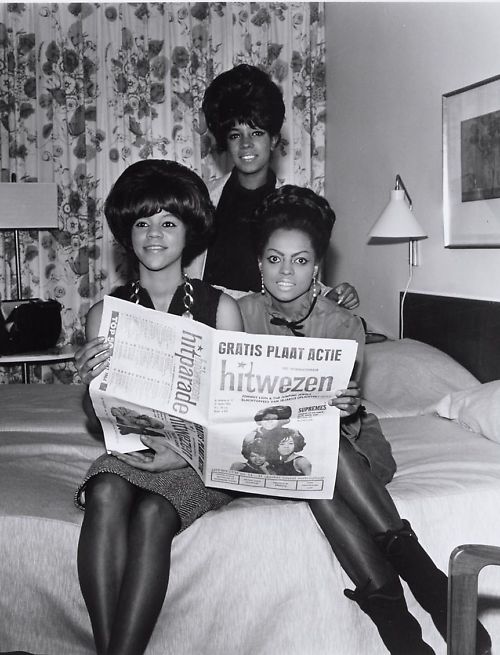 The Supremes With A Copy Of The Magazine Hitwezen At The Hilton Hotel October 14 1964 NSF