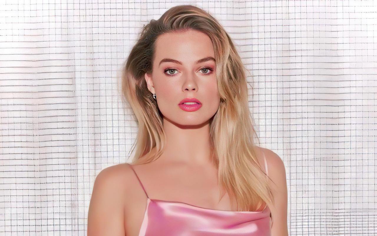 This Picture Of Margot Robbie Is Irresistible NSFW