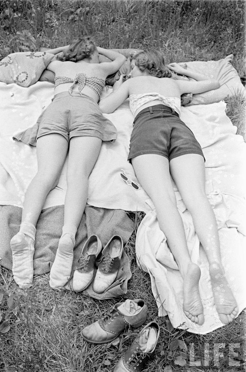 Wellesley College Girls Sunbathing Photographed By Alfred Eisenstaedt For Life Magazine 1938 NSF