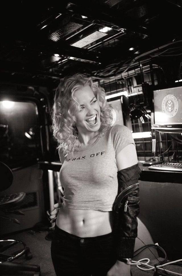 Yvonne Strahovski Abs